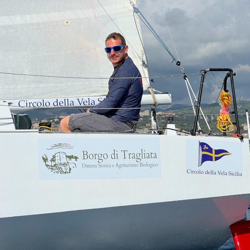 Il navigatore siciliano Davide Foti presenta la stagione. Obiettivo: la Mini Transat 2027